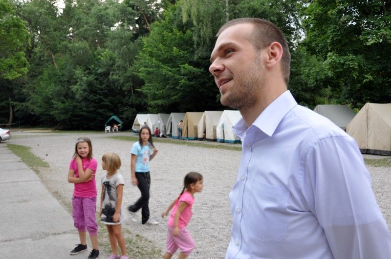 Letní dětský hasičský tábor Drahotín nejsou jen soutěže a bojovky, ale také kamarádi, dobrodružství, zábava, koupání a sport uprostřed krásné přírody. O tom se mohl přesvědčit i plzeňský primátor Martin Baxa, který za šedesáti plzeňskými dětmi přijel na tábor ve čtvrtek 26. července odpoledne. (Foto: Z. Kubalová)