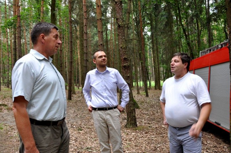 Letní dětský hasičský tábor Drahotín nejsou jen soutěže a bojovky, ale také kamarádi, dobrodružství, zábava, koupání a sport uprostřed krásné přírody. O tom se mohl přesvědčit i plzeňský primátor Martin Baxa, který za šedesáti plzeňskými dětmi přijel na tábor ve čtvrtek 26. července odpoledne. (Foto: Z. Kubalová)