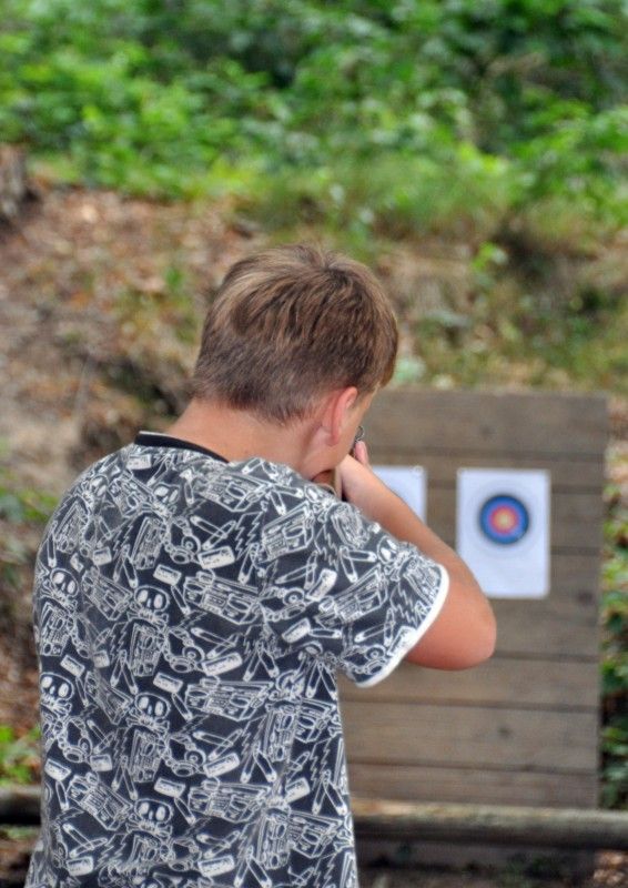 Letní dětský hasičský tábor Drahotín nejsou jen soutěže a bojovky, ale také kamarádi, dobrodružství, zábava, koupání a sport uprostřed krásné přírody. O tom se mohl přesvědčit i plzeňský primátor Martin Baxa, který za šedesáti plzeňskými dětmi přijel na tábor ve čtvrtek 26. července odpoledne. (Foto: Z. Kubalová)