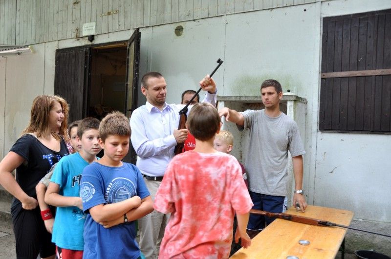 Letní dětský hasičský tábor Drahotín nejsou jen soutěže a bojovky, ale také kamarádi, dobrodružství, zábava, koupání a sport uprostřed krásné přírody. O tom se mohl přesvědčit i plzeňský primátor Martin Baxa, který za šedesáti plzeňskými dětmi přijel na tábor ve čtvrtek 26. července odpoledne. (Foto: Z. Kubalová)