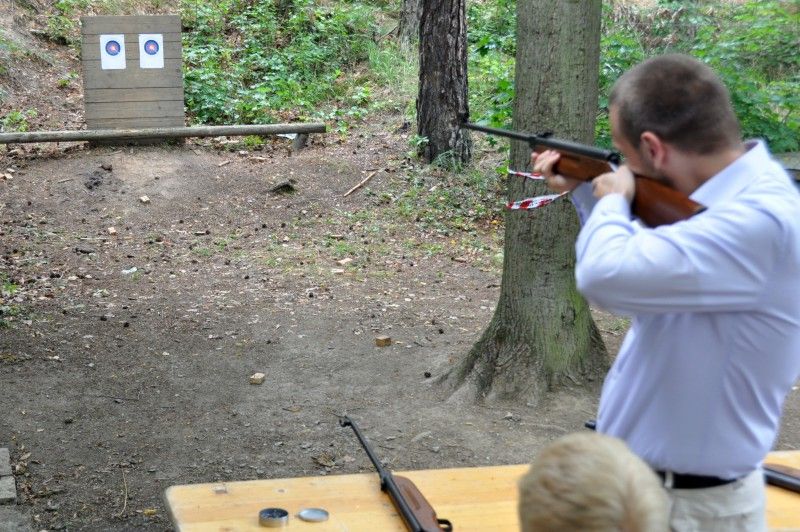Letní dětský hasičský tábor Drahotín nejsou jen soutěže a bojovky, ale také kamarádi, dobrodružství, zábava, koupání a sport uprostřed krásné přírody. O tom se mohl přesvědčit i plzeňský primátor Martin Baxa, který za šedesáti plzeňskými dětmi přijel na tábor ve čtvrtek 26. července odpoledne. (Foto: Z. Kubalová)