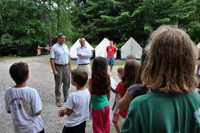 Letní dětský hasičský tábor Drahotín nejsou jen soutěže a bojovky, ale také kamarádi, dobrodružství, zábava, koupání a sport uprostřed krásné přírody. O tom se mohl přesvědčit i plzeňský primátor Martin Baxa, který za šedesáti plzeňskými dětmi přijel na tábor ve čtvrtek 26. července odpoledne. (Foto: Z. Kubalová)