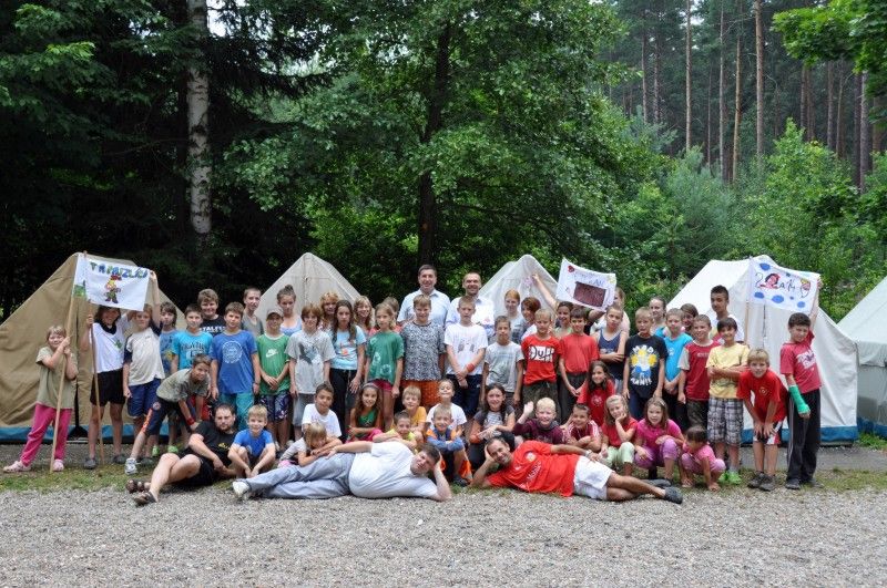 Letní dětský hasičský tábor Drahotín nejsou jen soutěže a bojovky, ale také kamarádi, dobrodružství, zábava, koupání a sport uprostřed krásné přírody. O tom se mohl přesvědčit i plzeňský primátor Martin Baxa, který za šedesáti plzeňskými dětmi přijel na tábor ve čtvrtek 26. července odpoledne. (Foto: Z. Kubalová)