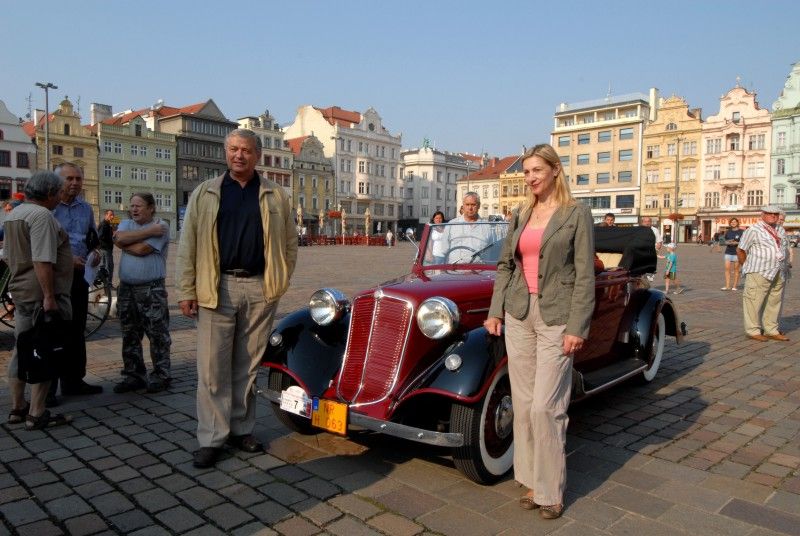 Kolona dvou desítek historických vozidel v čele se závodním vozem Tatra šestinásobného vítěze Rallye Paříž – Dakar Karla Lopraise odstartovala z plzeňského náměstí Republiky (27.7.2012) svoji třídenní cestu po nejzajímavějších památkách Plzeňského kraje. Trasu 444 km dlouhou zakončí v neděli odpoledne na nádvoří Plzeňského Prazdroje.