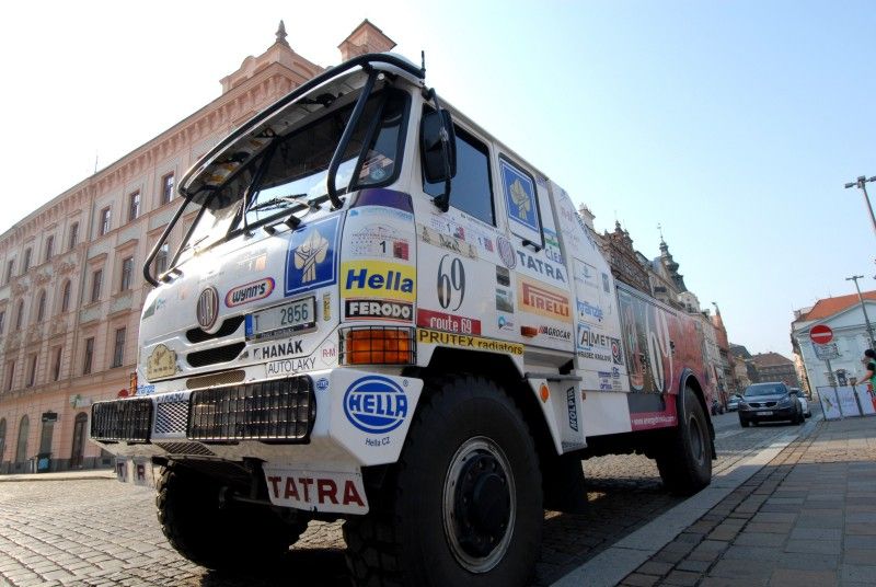 Kolona dvou desítek historických vozidel v čele se závodním vozem Tatra šestinásobného vítěze Rallye Paříž – Dakar Karla Lopraise odstartovala z plzeňského náměstí Republiky (27.7.2012) svoji třídenní cestu po nejzajímavějších památkách Plzeňského kraje. Trasu 444 km dlouhou zakončí v neděli odpoledne na nádvoří Plzeňského Prazdroje.