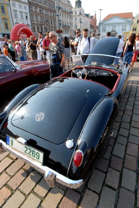 Kolona dvou desítek historických vozidel v čele se závodním vozem Tatra šestinásobného vítěze Rallye Paříž – Dakar Karla Lopraise odstartovala z plzeňského náměstí Republiky (27.7.2012) svoji třídenní cestu po nejzajímavějších památkách Plzeňského kraje. Trasu 444 km dlouhou zakončí v neděli odpoledne na nádvoří Plzeňského Prazdroje.