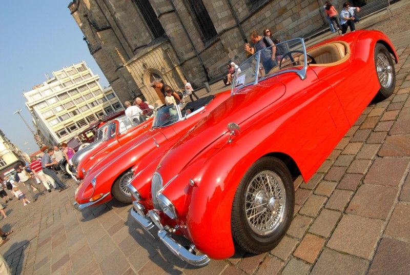 Kolona dvou desítek historických vozidel v čele se závodním vozem Tatra šestinásobného vítěze Rallye Paříž – Dakar Karla Lopraise odstartovala z plzeňského náměstí Republiky (27.7.2012) svoji třídenní cestu po nejzajímavějších památkách Plzeňského kraje. Trasu 444 km dlouhou zakončí v neděli odpoledne na nádvoří Plzeňského Prazdroje.