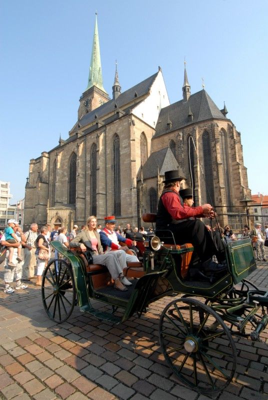 Kolona dvou desítek historických vozidel v čele se závodním vozem Tatra šestinásobného vítěze Rallye Paříž – Dakar Karla Lopraise odstartovala z plzeňského náměstí Republiky (27.7.2012) svoji třídenní cestu po nejzajímavějších památkách Plzeňského kraje. Trasu 444 km dlouhou zakončí v neděli odpoledne na nádvoří Plzeňského Prazdroje.