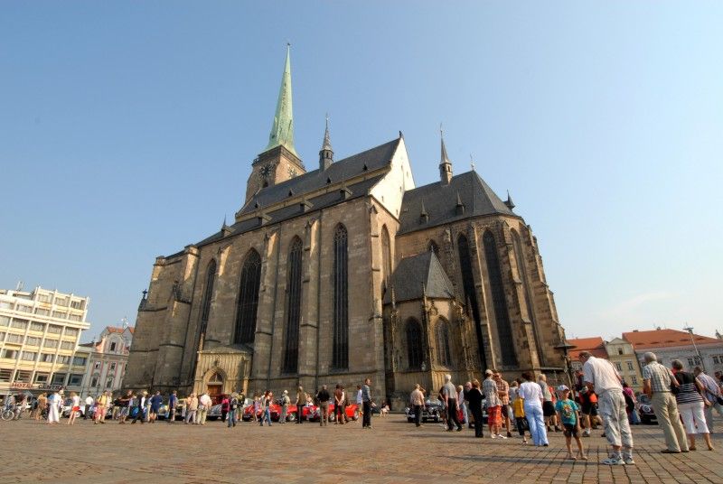 Kolona dvou desítek historických vozidel v čele se závodním vozem Tatra šestinásobného vítěze Rallye Paříž – Dakar Karla Lopraise odstartovala z plzeňského náměstí Republiky (27.7.2012) svoji třídenní cestu po nejzajímavějších památkách Plzeňského kraje. Trasu 444 km dlouhou zakončí v neděli odpoledne na nádvoří Plzeňského Prazdroje.