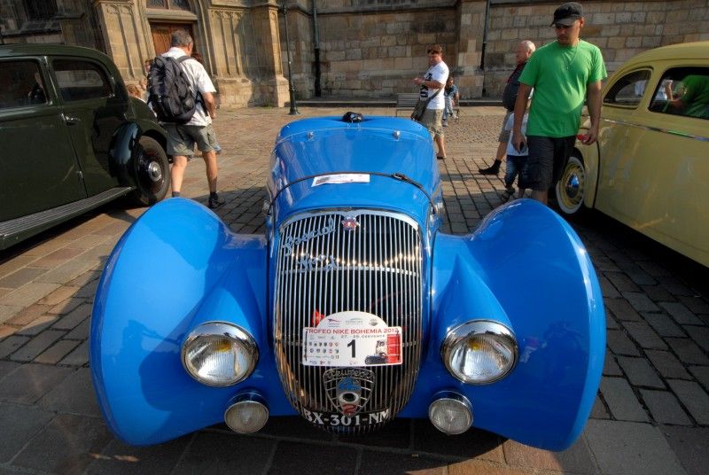 Kolona dvou desítek historických vozidel v čele se závodním vozem Tatra šestinásobného vítěze Rallye Paříž – Dakar Karla Lopraise odstartovala z plzeňského náměstí Republiky (27.7.2012) svoji třídenní cestu po nejzajímavějších památkách Plzeňského kraje. Trasu 444 km dlouhou zakončí v neděli odpoledne na nádvoří Plzeňského Prazdroje.