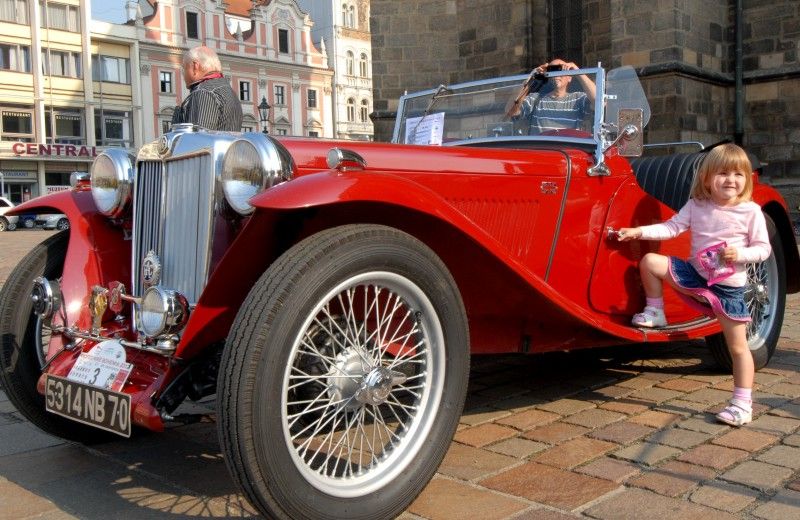 Kolona historických vozidel odstartovala