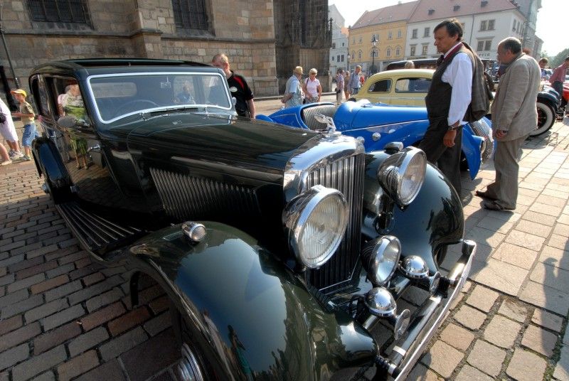 Kolona dvou desítek historických vozidel v čele se závodním vozem Tatra šestinásobného vítěze Rallye Paříž – Dakar Karla Lopraise odstartovala z plzeňského náměstí Republiky (27.7.2012) svoji třídenní cestu po nejzajímavějších památkách Plzeňského kraje. Trasu 444 km dlouhou zakončí v neděli odpoledne na nádvoří Plzeňského Prazdroje.