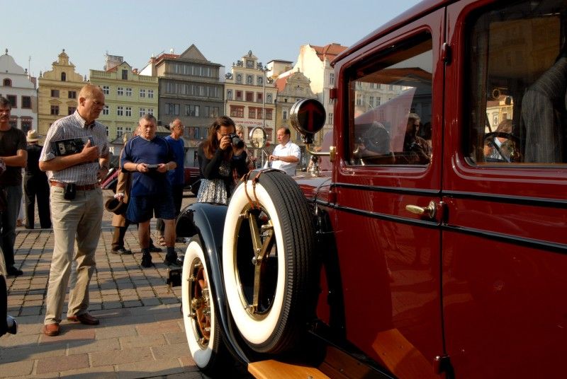 Kolona dvou desítek historických vozidel v čele se závodním vozem Tatra šestinásobného vítěze Rallye Paříž – Dakar Karla Lopraise odstartovala z plzeňského náměstí Republiky (27.7.2012) svoji třídenní cestu po nejzajímavějších památkách Plzeňského kraje. Trasu 444 km dlouhou zakončí v neděli odpoledne na nádvoří Plzeňského Prazdroje.