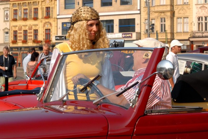 Kolona dvou desítek historických vozidel v čele se závodním vozem Tatra šestinásobného vítěze Rallye Paříž – Dakar Karla Lopraise odstartovala z plzeňského náměstí Republiky (27.7.2012) svoji třídenní cestu po nejzajímavějších památkách Plzeňského kraje. Trasu 444 km dlouhou zakončí v neděli odpoledne na nádvoří Plzeňského Prazdroje.