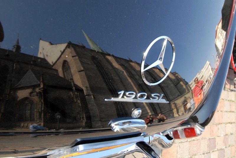 Kolona dvou desítek historických vozidel v čele se závodním vozem Tatra šestinásobného vítěze Rallye Paříž – Dakar Karla Lopraise odstartovala z plzeňského náměstí Republiky (27.7.2012) svoji třídenní cestu po nejzajímavějších památkách Plzeňského kraje. Trasu 444 km dlouhou zakončí v neděli odpoledne na nádvoří Plzeňského Prazdroje.