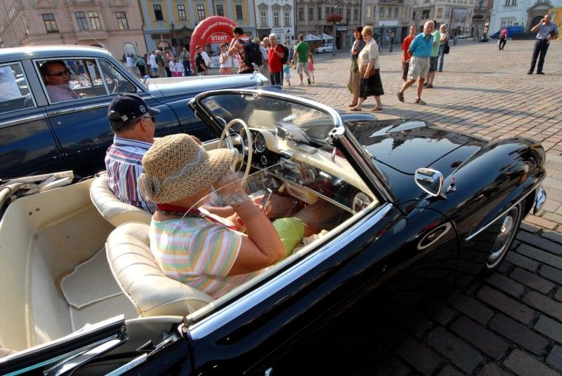 Kolona dvou desítek historických vozidel v čele se závodním vozem Tatra šestinásobného vítěze Rallye Paříž – Dakar Karla Lopraise odstartovala z plzeňského náměstí Republiky (27.7.2012) svoji třídenní cestu po nejzajímavějších památkách Plzeňského kraje. Trasu 444 km dlouhou zakončí v neděli odpoledne na nádvoří Plzeňského Prazdroje.