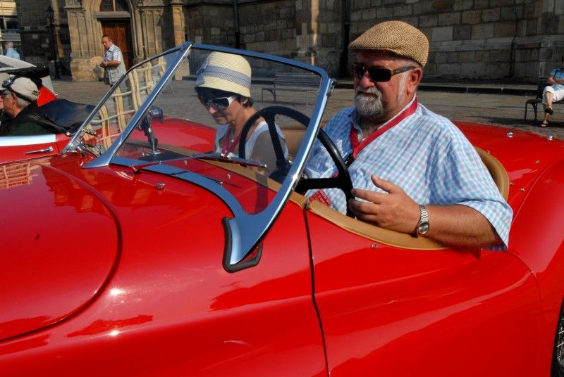 Kolona dvou desítek historických vozidel v čele se závodním vozem Tatra šestinásobného vítěze Rallye Paříž – Dakar Karla Lopraise odstartovala z plzeňského náměstí Republiky (27.7.2012) svoji třídenní cestu po nejzajímavějších památkách Plzeňského kraje. Trasu 444 km dlouhou zakončí v neděli odpoledne na nádvoří Plzeňského Prazdroje.