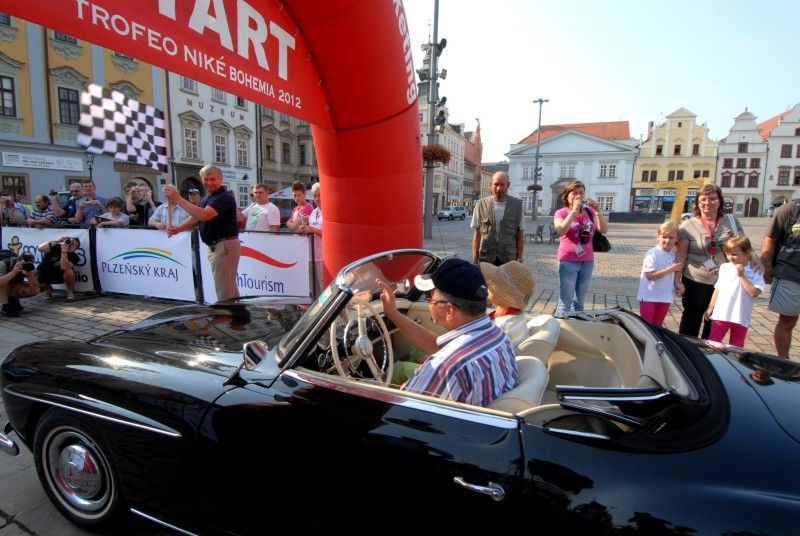 Kolona dvou desítek historických vozidel v čele se závodním vozem Tatra šestinásobného vítěze Rallye Paříž – Dakar Karla Lopraise odstartovala z plzeňského náměstí Republiky (27.7.2012) svoji třídenní cestu po nejzajímavějších památkách Plzeňského kraje. Trasu 444 km dlouhou zakončí v neděli odpoledne na nádvoří Plzeňského Prazdroje.