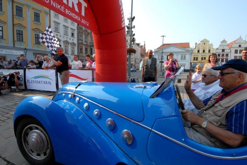 Kolona dvou desítek historických vozidel v čele se závodním vozem Tatra šestinásobného vítěze Rallye Paříž – Dakar Karla Lopraise odstartovala z plzeňského náměstí Republiky (27.7.2012) svoji třídenní cestu po nejzajímavějších památkách Plzeňského kraje. Trasu 444 km dlouhou zakončí v neděli odpoledne na nádvoří Plzeňského Prazdroje.