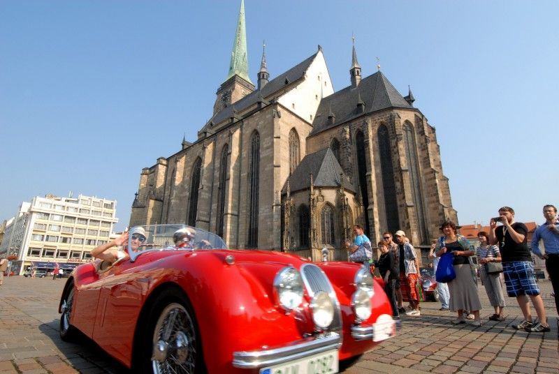 Kolona dvou desítek historických vozidel v čele se závodním vozem Tatra šestinásobného vítěze Rallye Paříž – Dakar Karla Lopraise odstartovala z plzeňského náměstí Republiky (27.7.2012) svoji třídenní cestu po nejzajímavějších památkách Plzeňského kraje. Trasu 444 km dlouhou zakončí v neděli odpoledne na nádvoří Plzeňského Prazdroje.