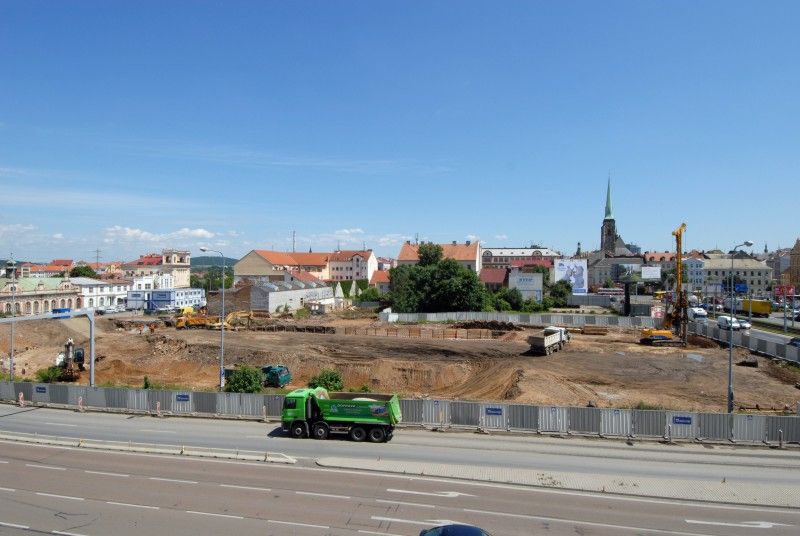 Jak postupuje stavba nové budovy divadla - červenec 2012