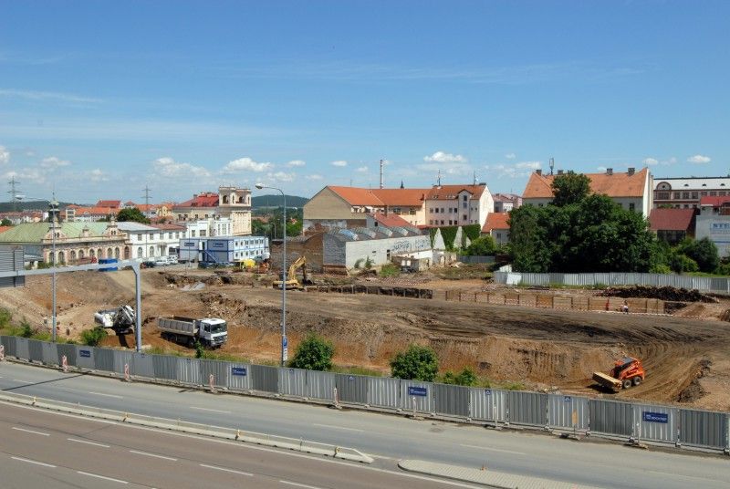 Od 13. června se staveniště, kde vzniká nová divadelní budova, značně proměnilo. Stavební stroje zatím dokončily odkopávky v hloubce 6,3 metrů a hloubí v další části až do úrovně 11,3 metrů. Stavebníci dokončují demoliční a bourací práce a zahájili ražbu pro kanalizační přípojky (31.7.2012).