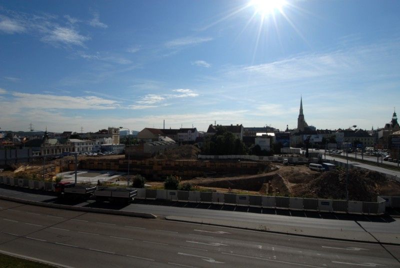 Od 13. června se staveniště, kde vzniká nová divadelní budova, značně proměnilo. Stavební stroje zatím dokončily odkopávky v hloubce 6,3 metrů a hloubí v další části až do úrovně 11,3 metrů. Stavebníci dokončují demoliční a bourací práce a zahájili ražbu pro kanalizační přípojky (31.7.2012).