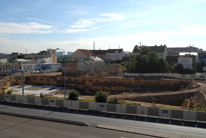 Od 13. června se staveniště, kde vzniká nová divadelní budova, značně proměnilo. Stavební stroje zatím dokončily odkopávky v hloubce 6,3 metrů a hloubí v další části až do úrovně 11,3 metrů. Stavebníci dokončují demoliční a bourací práce a zahájili ražbu pro kanalizační přípojky (31.7.2012).