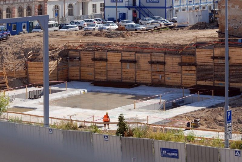 Od 13. června se staveniště, kde vzniká nová divadelní budova, značně proměnilo. Stavební stroje zatím dokončily odkopávky v hloubce 6,3 metrů a hloubí v další části až do úrovně 11,3 metrů. Stavebníci dokončují demoliční a bourací práce a zahájili ražbu pro kanalizační přípojky (31.7.2012).