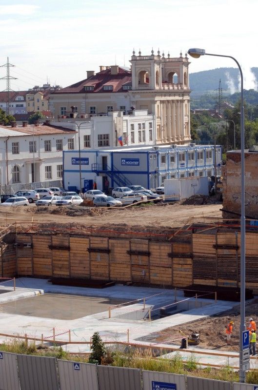 Od 13. června se staveniště, kde vzniká nová divadelní budova, značně proměnilo. Stavební stroje zatím dokončily odkopávky v hloubce 6,3 metrů a hloubí v další části až do úrovně 11,3 metrů. Stavebníci dokončují demoliční a bourací práce a zahájili ražbu pro kanalizační přípojky (31.7.2012).