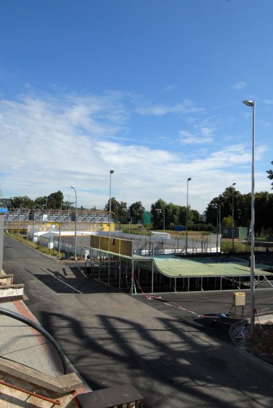 Zhruba měsíc zbývá stavebníkům na dokončení přeměny okolí fotbalového stadionu ve Štruncových sadech. Intenzivně se pracuje na nové betonové lávce, která propojí území s areálem Plzeňského Prazdroje, na budování sedmnáctimetrové lezecké stěny nebo prvcích pro fanoušky skateboardingu (31.7.2012). Nové zázemí získají beachvolejbalisté, hokejbalisté a lukostřelci. Budovu s šatnami, klubovnami a sociálním zařízením pro ně v severovýchodní části areálu staví město. Zbývá už jen dokončit střechu.