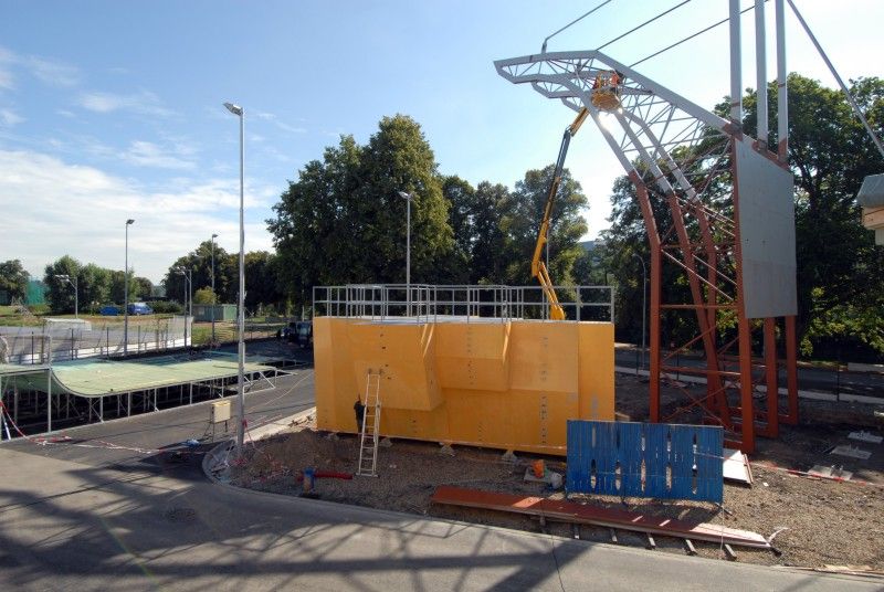 Zhruba měsíc zbývá stavebníkům na dokončení přeměny okolí fotbalového stadionu ve Štruncových sadech. Intenzivně se pracuje na nové betonové lávce, která propojí území s areálem Plzeňského Prazdroje, na budování sedmnáctimetrové lezecké stěny nebo prvcích pro fanoušky skateboardingu (31.7.2012). Nové zázemí získají beachvolejbalisté, hokejbalisté a lukostřelci. Budovu s šatnami, klubovnami a sociálním zařízením pro ně v severovýchodní části areálu staví město. Zbývá už jen dokončit střechu.