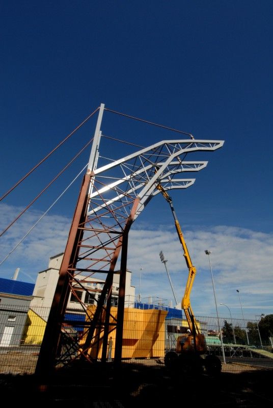 Zhruba měsíc zbývá stavebníkům na dokončení přeměny okolí fotbalového stadionu ve Štruncových sadech. Intenzivně se pracuje na nové betonové lávce, která propojí území s areálem Plzeňského Prazdroje, na budování sedmnáctimetrové lezecké stěny nebo prvcích pro fanoušky skateboardingu (31.7.2012). Nové zázemí získají beachvolejbalisté, hokejbalisté a lukostřelci. Budovu s šatnami, klubovnami a sociálním zařízením pro ně v severovýchodní části areálu staví město. Zbývá už jen dokončit střechu.