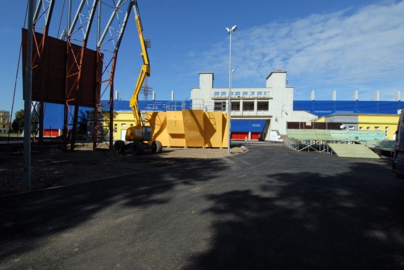 Zhruba měsíc zbývá stavebníkům na dokončení přeměny okolí fotbalového stadionu ve Štruncových sadech. Intenzivně se pracuje na nové betonové lávce, která propojí území s areálem Plzeňského Prazdroje, na budování sedmnáctimetrové lezecké stěny nebo prvcích pro fanoušky skateboardingu (31.7.2012). Nové zázemí získají beachvolejbalisté, hokejbalisté a lukostřelci. Budovu s šatnami, klubovnami a sociálním zařízením pro ně v severovýchodní části areálu staví město. Zbývá už jen dokončit střechu.