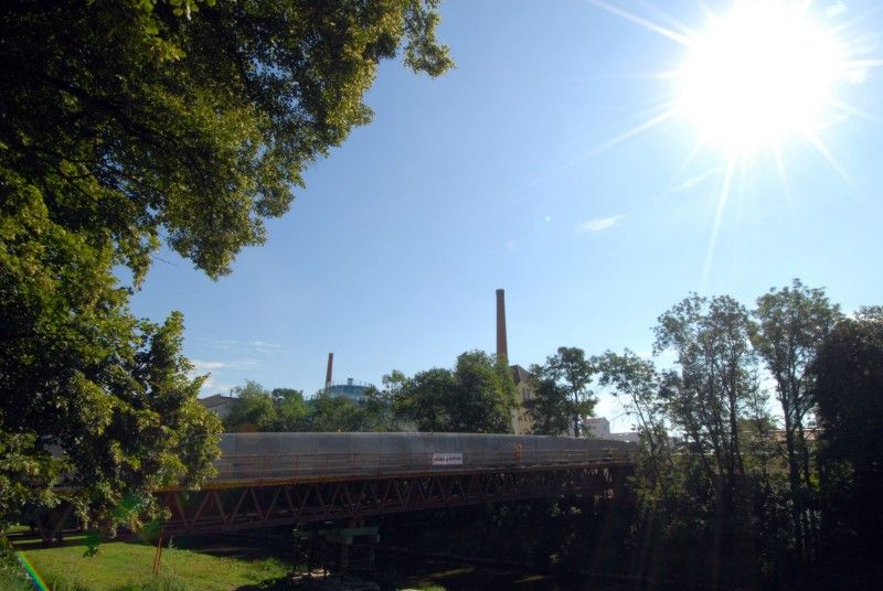 Zhruba měsíc zbývá stavebníkům na dokončení přeměny okolí fotbalového stadionu ve Štruncových sadech. Intenzivně se pracuje na nové betonové lávce, která propojí území s areálem Plzeňského Prazdroje, na budování sedmnáctimetrové lezecké stěny nebo prvcích pro fanoušky skateboardingu (31.7.2012). Nové zázemí získají beachvolejbalisté, hokejbalisté a lukostřelci. Budovu s šatnami, klubovnami a sociálním zařízením pro ně v severovýchodní části areálu staví město. Zbývá už jen dokončit střechu.