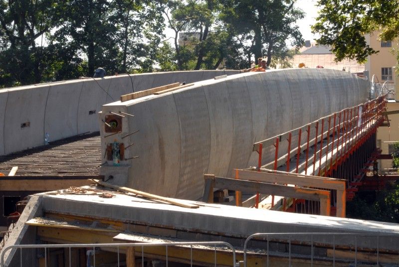 Zhruba měsíc zbývá stavebníkům na dokončení přeměny okolí fotbalového stadionu ve Štruncových sadech. Intenzivně se pracuje na nové betonové lávce, která propojí území s areálem Plzeňského Prazdroje, na budování sedmnáctimetrové lezecké stěny nebo prvcích pro fanoušky skateboardingu (31.7.2012). Nové zázemí získají beachvolejbalisté, hokejbalisté a lukostřelci. Budovu s šatnami, klubovnami a sociálním zařízením pro ně v severovýchodní části areálu staví město. Zbývá už jen dokončit střechu.