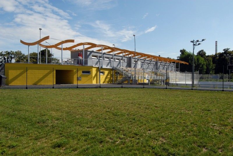 Zhruba měsíc zbývá stavebníkům na dokončení přeměny okolí fotbalového stadionu ve Štruncových sadech. Intenzivně se pracuje na nové betonové lávce, která propojí území s areálem Plzeňského Prazdroje, na budování sedmnáctimetrové lezecké stěny nebo prvcích pro fanoušky skateboardingu (31.7.2012). Nové zázemí získají beachvolejbalisté, hokejbalisté a lukostřelci. Budovu s šatnami, klubovnami a sociálním zařízením pro ně v severovýchodní části areálu staví město. Zbývá už jen dokončit střechu.