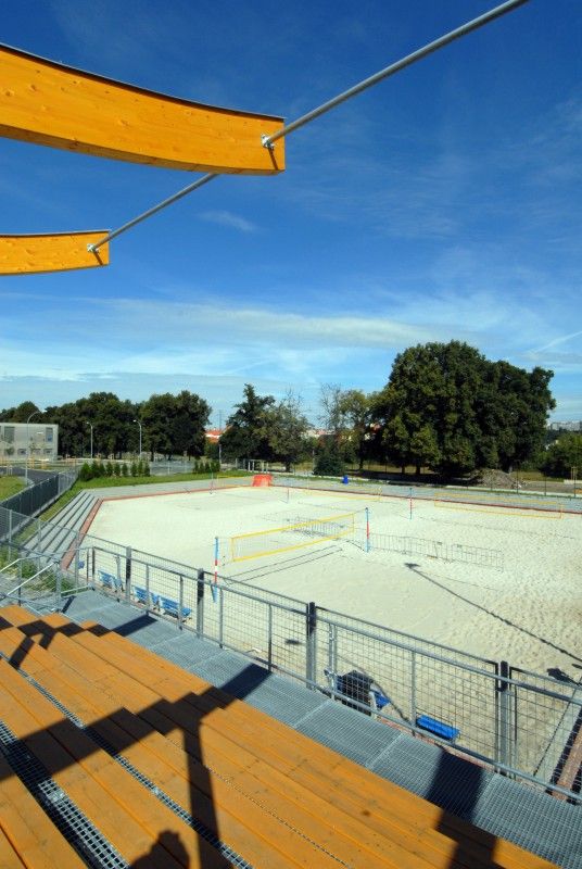 Zhruba měsíc zbývá stavebníkům na dokončení přeměny okolí fotbalového stadionu ve Štruncových sadech. Intenzivně se pracuje na nové betonové lávce, která propojí území s areálem Plzeňského Prazdroje, na budování sedmnáctimetrové lezecké stěny nebo prvcích pro fanoušky skateboardingu (31.7.2012). Nové zázemí získají beachvolejbalisté, hokejbalisté a lukostřelci. Budovu s šatnami, klubovnami a sociálním zařízením pro ně v severovýchodní části areálu staví město. Zbývá už jen dokončit střechu.