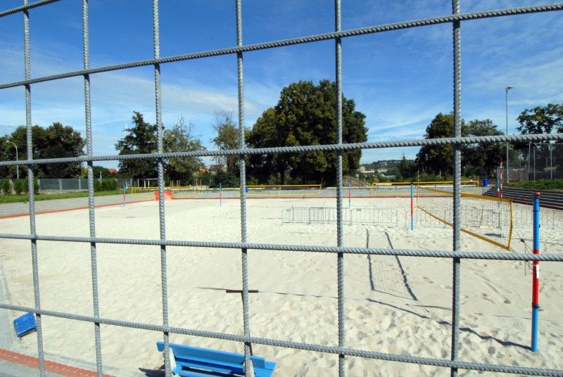 Zhruba měsíc zbývá stavebníkům na dokončení přeměny okolí fotbalového stadionu ve Štruncových sadech. Intenzivně se pracuje na nové betonové lávce, která propojí území s areálem Plzeňského Prazdroje, na budování sedmnáctimetrové lezecké stěny nebo prvcích pro fanoušky skateboardingu (31.7.2012). Nové zázemí získají beachvolejbalisté, hokejbalisté a lukostřelci. Budovu s šatnami, klubovnami a sociálním zařízením pro ně v severovýchodní části areálu staví město. Zbývá už jen dokončit střechu.