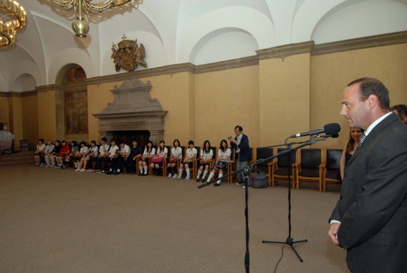 Šestadvacet japonských středoškolských studentů z města Hachinohe postiženého v loňském roce zemětřesením a následnou vlnou tsunami přivítal (1.8.2012) v obřadní síni plzeňské radnice člen rady města Robert Houdek.