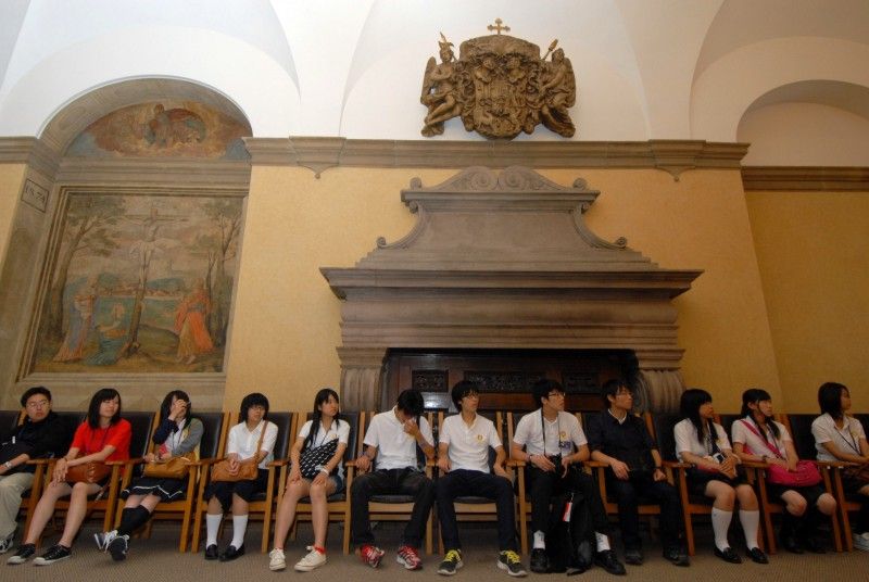 Šestadvacet japonských středoškolských studentů z města Hachinohe postiženého v loňském roce zemětřesením a následnou vlnou tsunami přivítal (1.8.2012) v obřadní síni plzeňské radnice člen rady města Robert Houdek.