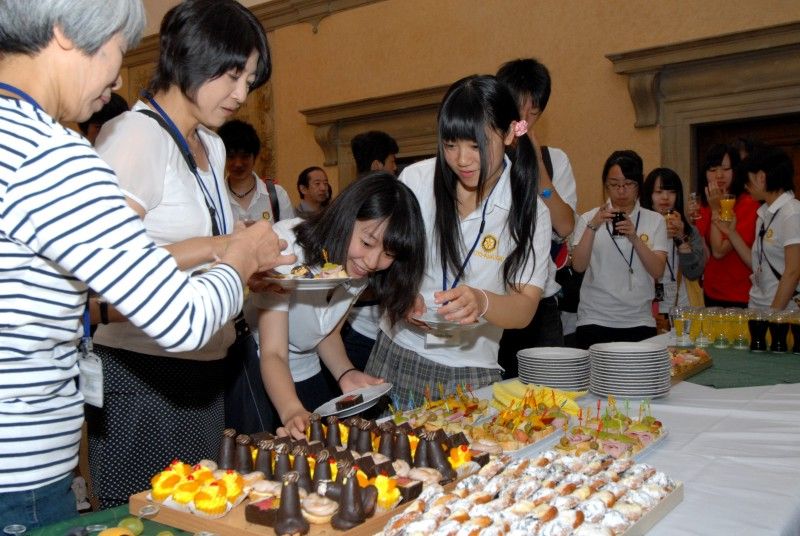 Šestadvacet japonských středoškolských studentů z města Hachinohe postiženého v loňském roce zemětřesením a následnou vlnou tsunami přivítal (1.8.2012) v obřadní síni plzeňské radnice člen rady města Robert Houdek.