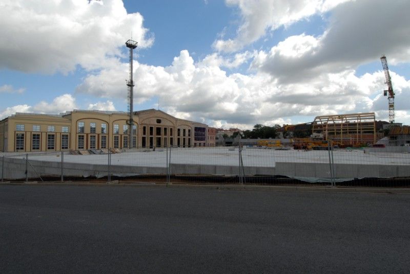 Stavebníci i zaměstnanci Techmanie intenzivně pracují na dokončení projektu rozšíření plzeňského science centra. Díky němu v areálu bývalé Škodovky vznikne plocha pro nové expozice a zároveň v Plzni chybějící planetárium s promítacím sálem, který bude vybaven moderní 3D promítací technologií. Rychle postupující stavbu si v doprovodu zástupců stavební firmy a ředitele Techmanie Vlastimila Voláka v úterý (7.8.2012) dopoledne prohlédli primátor Martin Baxa a radní Irena Rottová.