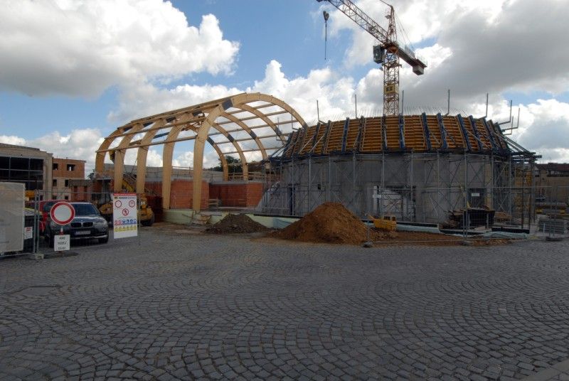 Stavebníci i zaměstnanci Techmanie intenzivně pracují na dokončení projektu rozšíření plzeňského science centra. Díky němu v areálu bývalé Škodovky vznikne plocha pro nové expozice a zároveň v Plzni chybějící planetárium s promítacím sálem, který bude vybaven moderní 3D promítací technologií. Rychle postupující stavbu si v doprovodu zástupců stavební firmy a ředitele Techmanie Vlastimila Voláka v úterý (7.8.2012) dopoledne prohlédli primátor Martin Baxa a radní Irena Rottová.