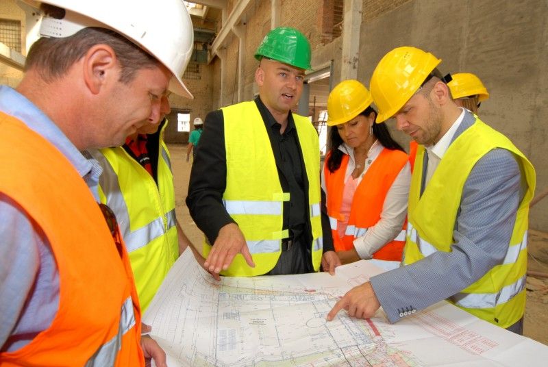 Stavebníci i zaměstnanci Techmanie intenzivně pracují na dokončení projektu rozšíření plzeňského science centra. Díky němu v areálu bývalé Škodovky vznikne plocha pro nové expozice a zároveň v Plzni chybějící planetárium s promítacím sálem, který bude vybaven moderní 3D promítací technologií. Rychle postupující stavbu si v doprovodu zástupců stavební firmy a ředitele Techmanie Vlastimila Voláka v úterý (7.8.2012) dopoledne prohlédli primátor Martin Baxa a radní Irena Rottová.