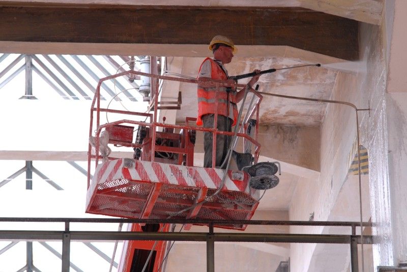 Stavebníci i zaměstnanci Techmanie intenzivně pracují na dokončení projektu rozšíření plzeňského science centra. Díky němu v areálu bývalé Škodovky vznikne plocha pro nové expozice a zároveň v Plzni chybějící planetárium s promítacím sálem, který bude vybaven moderní 3D promítací technologií. Rychle postupující stavbu si v doprovodu zástupců stavební firmy a ředitele Techmanie Vlastimila Voláka v úterý (7.8.2012) dopoledne prohlédli primátor Martin Baxa a radní Irena Rottová.