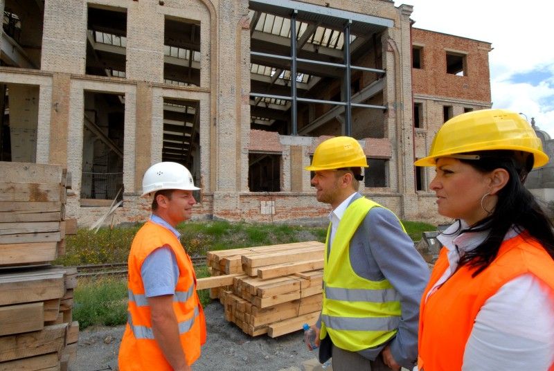 Stavebníci i zaměstnanci Techmanie intenzivně pracují na dokončení projektu rozšíření plzeňského science centra. Díky němu v areálu bývalé Škodovky vznikne plocha pro nové expozice a zároveň v Plzni chybějící planetárium s promítacím sálem, který bude vybaven moderní 3D promítací technologií. Rychle postupující stavbu si v doprovodu zástupců stavební firmy a ředitele Techmanie Vlastimila Voláka v úterý (7.8.2012) dopoledne prohlédli primátor Martin Baxa a radní Irena Rottová.