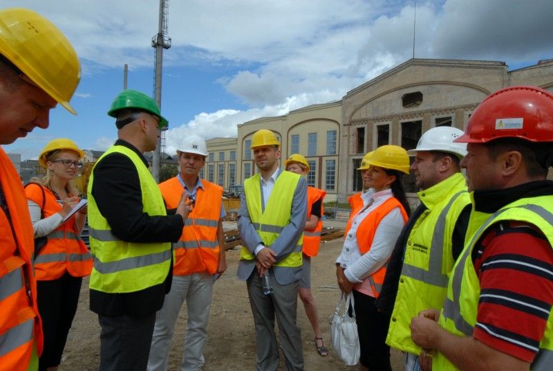 Stavebníci i zaměstnanci Techmanie intenzivně pracují na dokončení projektu rozšíření plzeňského science centra. Díky němu v areálu bývalé Škodovky vznikne plocha pro nové expozice a zároveň v Plzni chybějící planetárium s promítacím sálem, který bude vybaven moderní 3D promítací technologií. Rychle postupující stavbu si v doprovodu zástupců stavební firmy a ředitele Techmanie Vlastimila Voláka v úterý (7.8.2012) dopoledne prohlédli primátor Martin Baxa a radní Irena Rottová.
