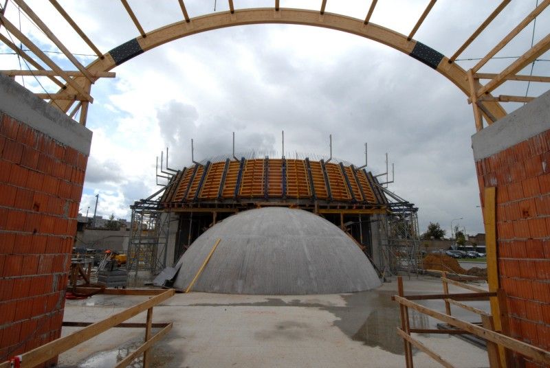 Stavebníci i zaměstnanci Techmanie intenzivně pracují na dokončení projektu rozšíření plzeňského science centra. Díky němu v areálu bývalé Škodovky vznikne plocha pro nové expozice a zároveň v Plzni chybějící planetárium s promítacím sálem, který bude vybaven moderní 3D promítací technologií. Rychle postupující stavbu si v doprovodu zástupců stavební firmy a ředitele Techmanie Vlastimila Voláka v úterý (7.8.2012) dopoledne prohlédli primátor Martin Baxa a radní Irena Rottová.