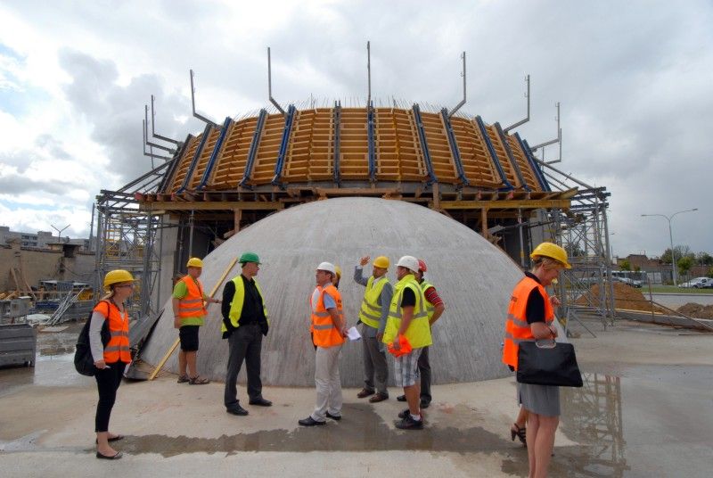 Stavebníci i zaměstnanci Techmanie intenzivně pracují na dokončení projektu rozšíření plzeňského science centra. Díky němu v areálu bývalé Škodovky vznikne plocha pro nové expozice a zároveň v Plzni chybějící planetárium s promítacím sálem, který bude vybaven moderní 3D promítací technologií. Rychle postupující stavbu si v doprovodu zástupců stavební firmy a ředitele Techmanie Vlastimila Voláka v úterý (7.8.2012) dopoledne prohlédli primátor Martin Baxa a radní Irena Rottová.